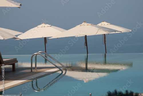 Fotografie Infinity Pool The Leela Hotel Kovalam, Kerala, India.