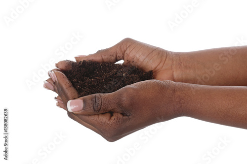 main femme noire tenant motte de terre