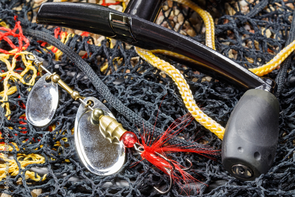 Double petal fishing bait with spinning reel and fish tank Double petal fishing bait with spinning reel and fish tank
