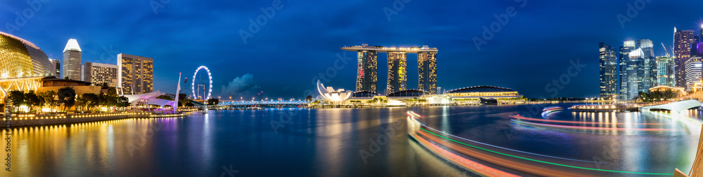 Naklejka premium Singapur Marina und Skyline am Abend
