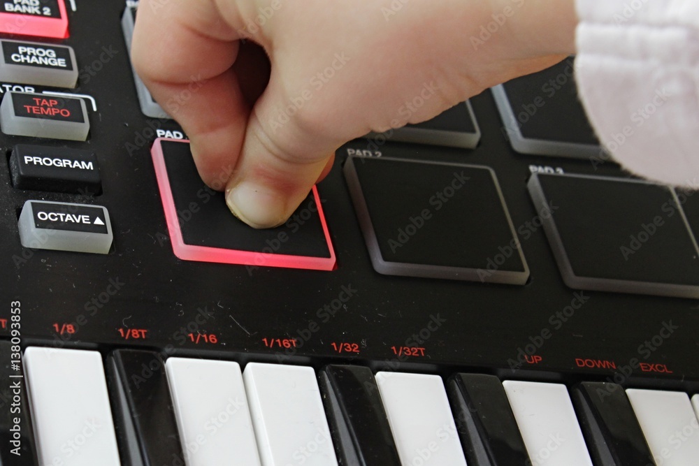 Ταπετσαρία Small girl fingers hard pressing velocity sensitive sampler pad on MIDI controll