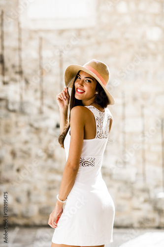 Young woman with a hat at s...