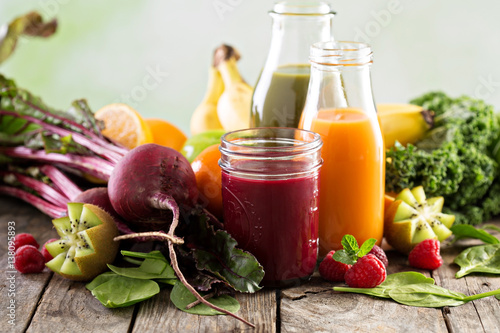Billede på lærred Variety of fresh vegetable and fruit juices