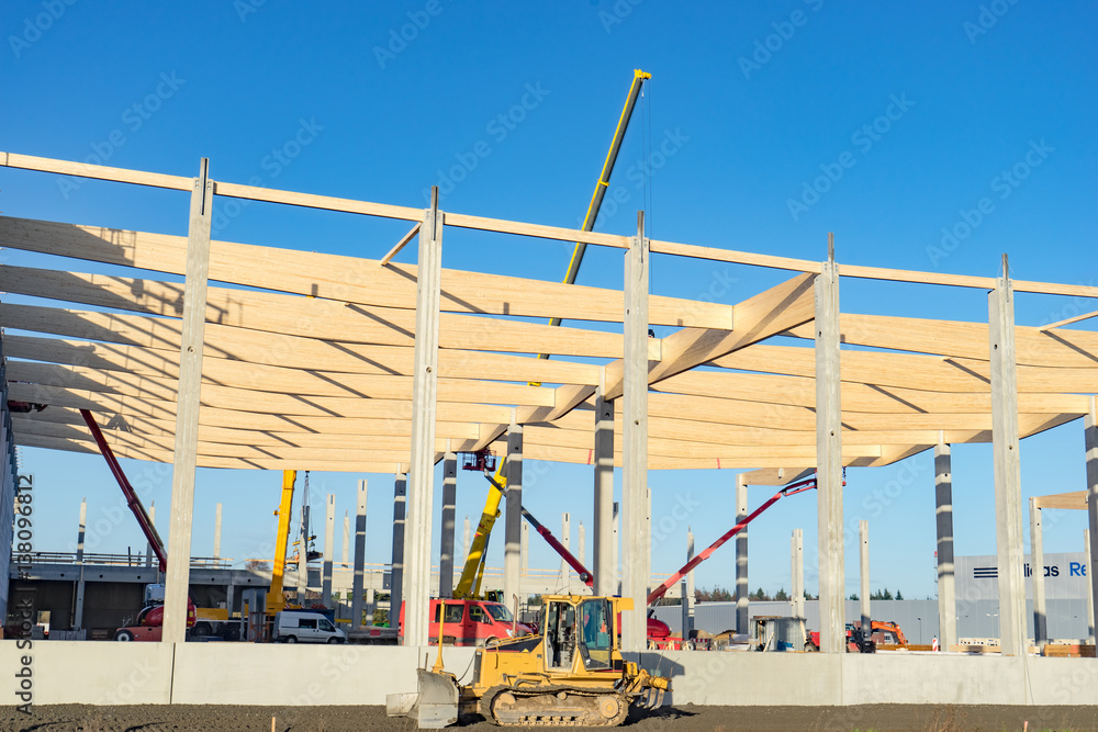 Firmen - und Baufahrzeuge bei einem Industriehallenbau