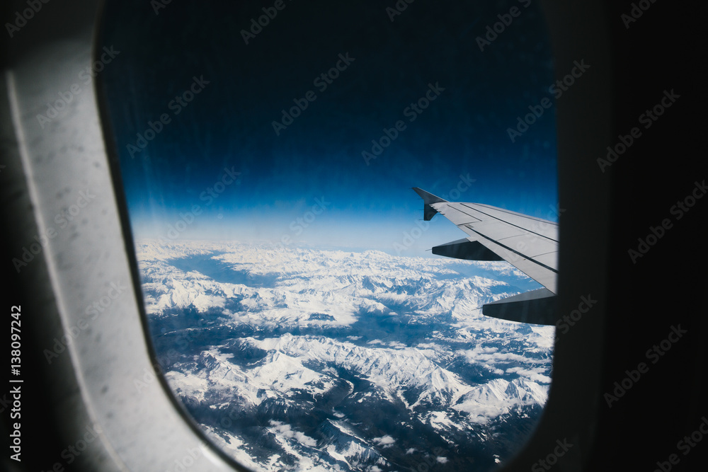 Blick aus dem Flugzeug über den Wolken