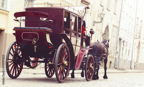 Stampa su tela Horse and a beautiful old carriage in old town.