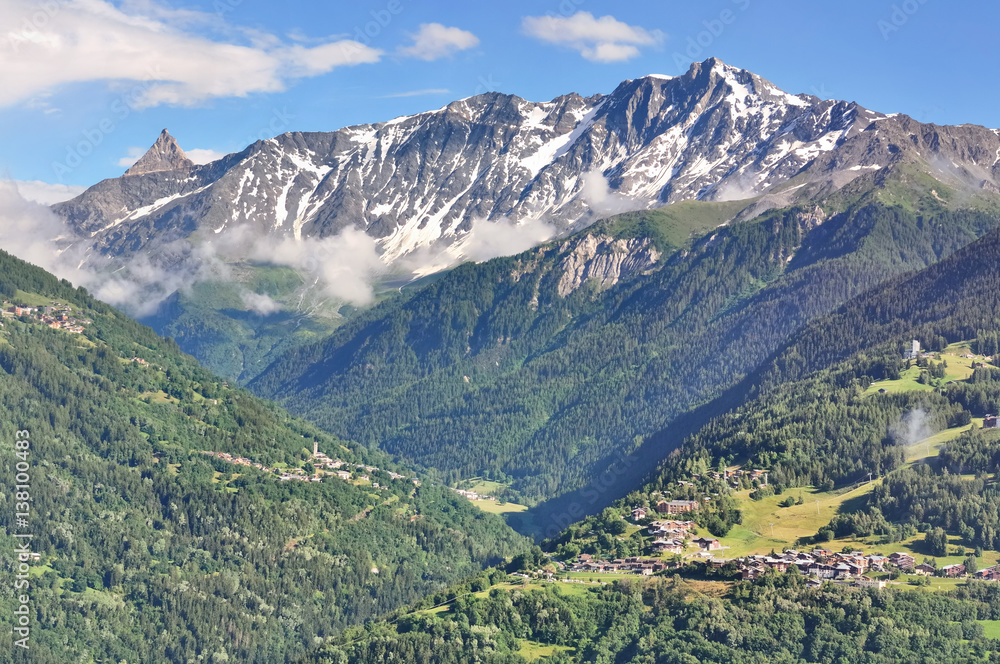  paysage de montagne et ses villages dans le parc de la Vanoise 