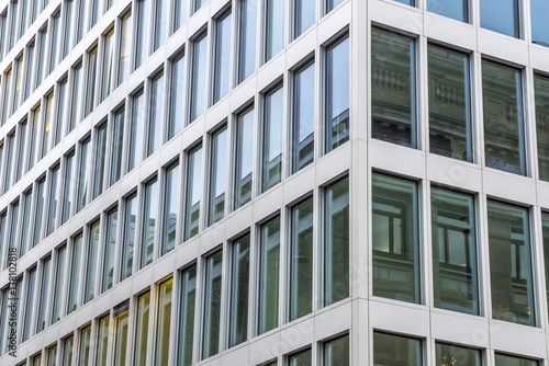 Abstrakte Fassade eines modernen Bürogebäudes in Hamburg, Deutschland