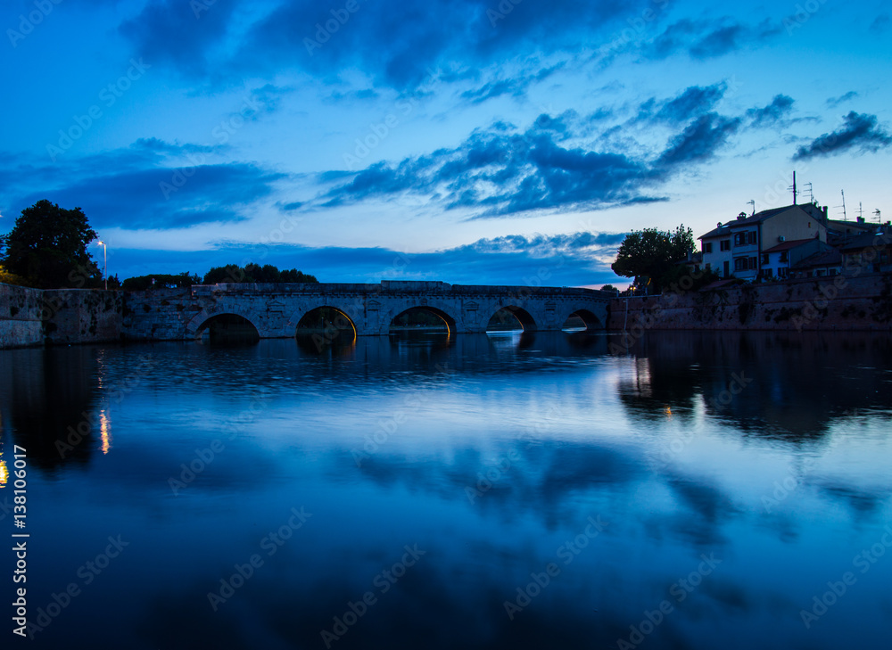 Obraz premium The Bridge of Tiberius in Rimini at sunset