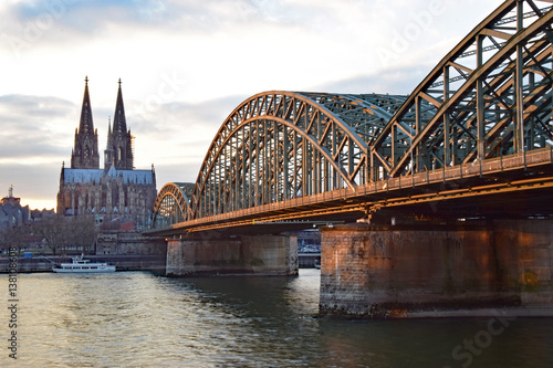 Rheinbrücke und Dom in Köln © hydebrink