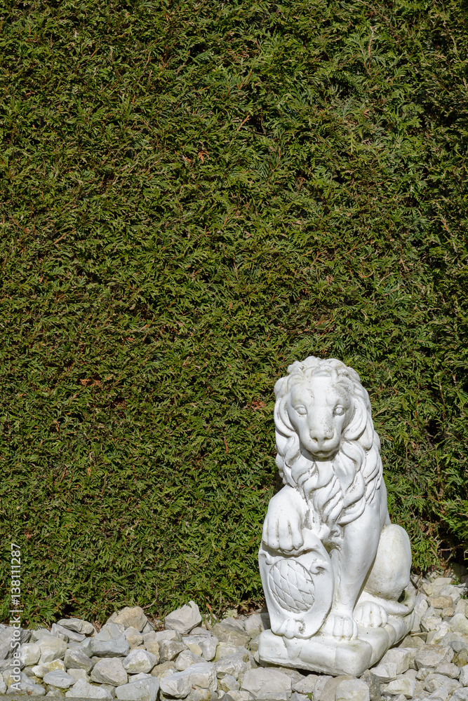 Fototapeta premium Gartenanlage mit Löwe Skulptur