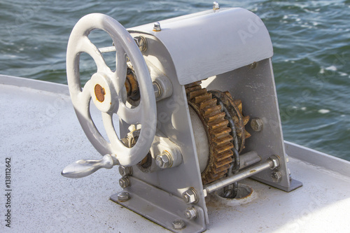 Zahnrad mit Kurbel auf Boot zum Hochholen von Anker Ankerwinsch