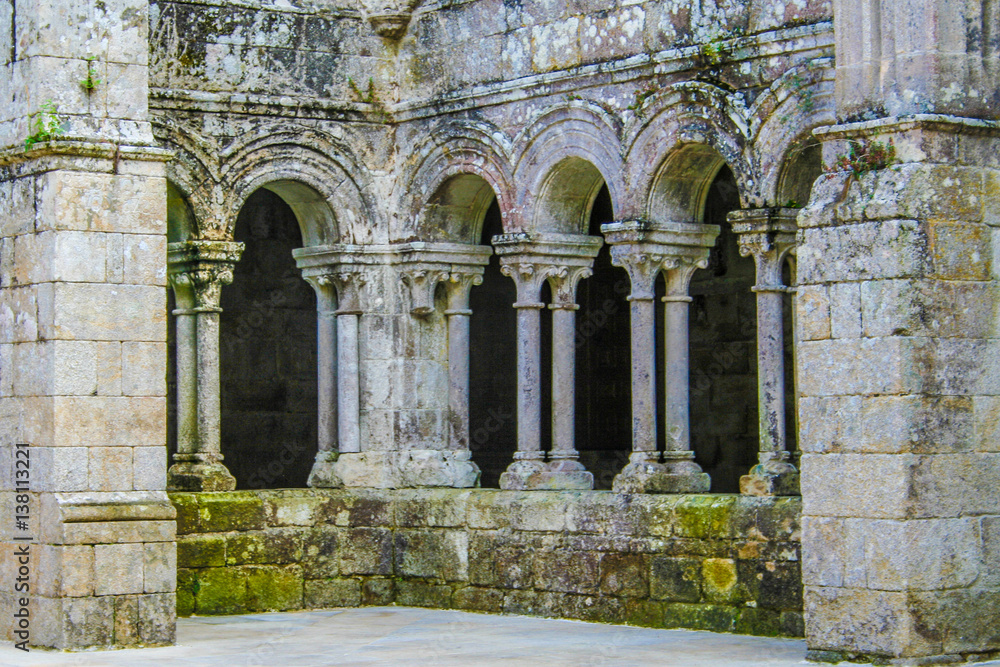 Claustro y arcos de piedra en Galicia 