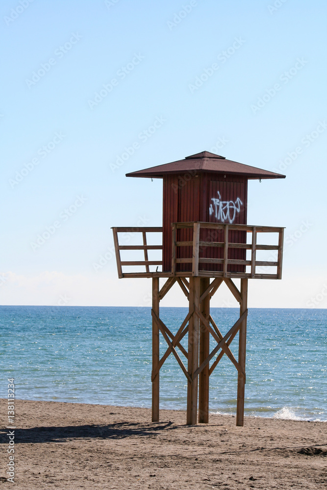 Torre vigía de socorrista en la playa