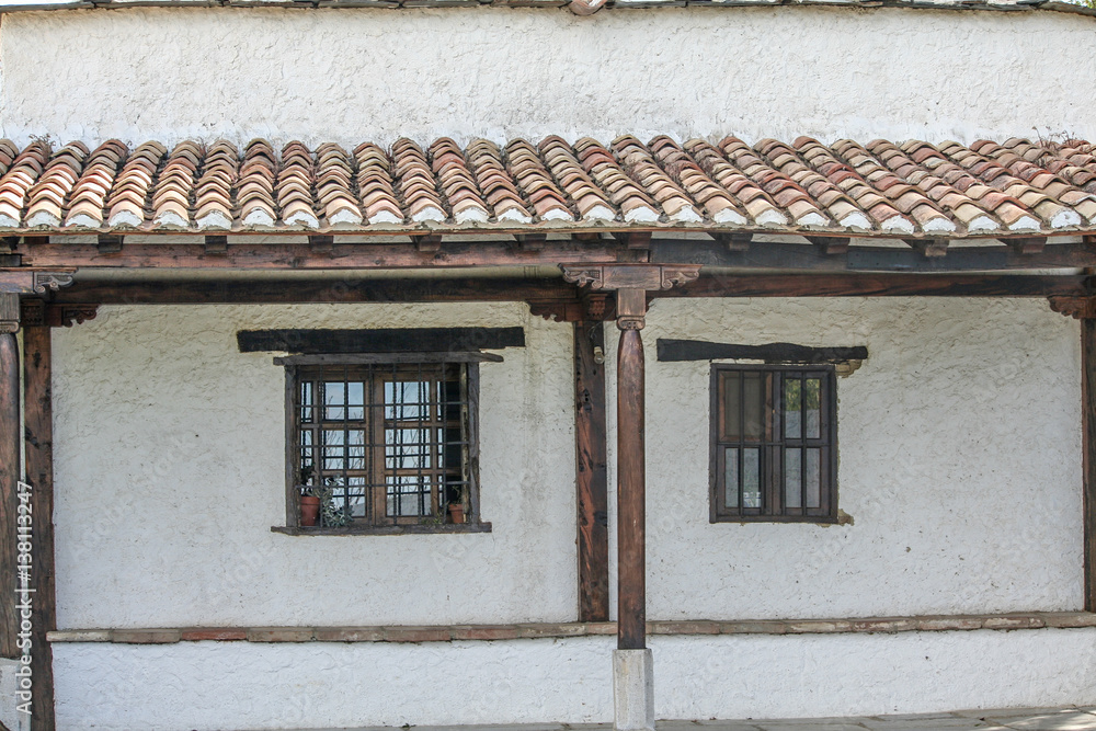 Fachada con tejado de tejas y ventanas de hierro, madera y cristal en  cortijo Stock Photo | Adobe Stock