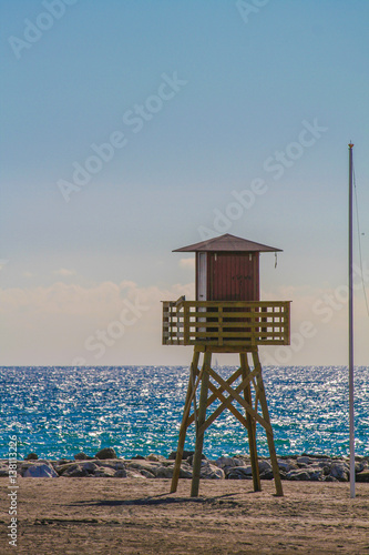 Torre vigía de socorrista en la playa