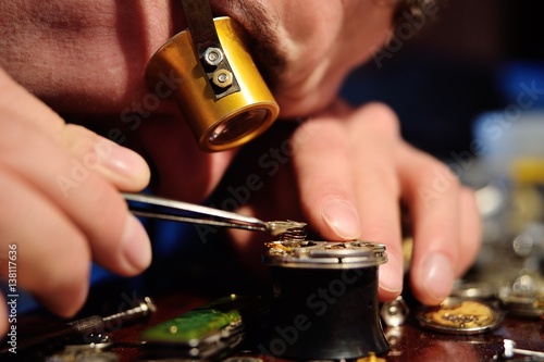 Konstfotografi watchmaker working on watch close up detail