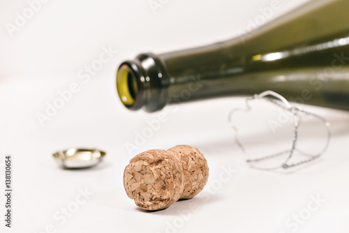 Fotografi the end of the event (an empty champagne bottle and cork on white background)