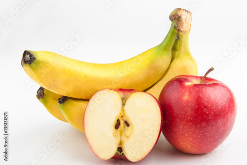 бананы и яблоки на белом фоне