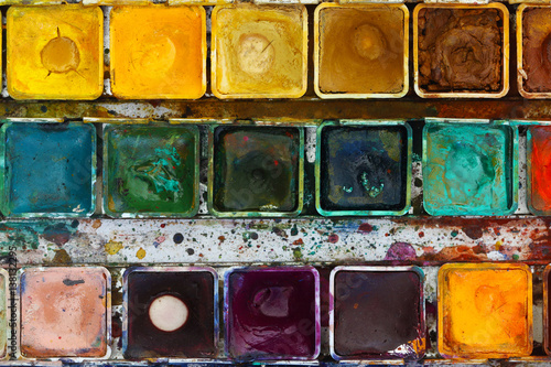 Various watercolor pigments in the color-saucer