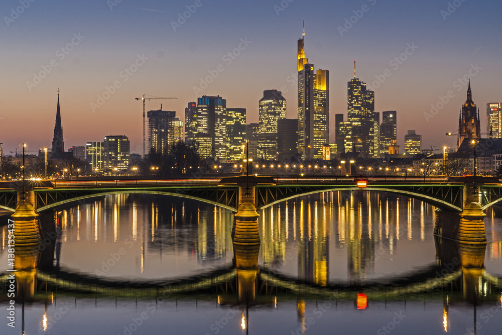 Frankfurt-Skyline am Abend mit Brücke