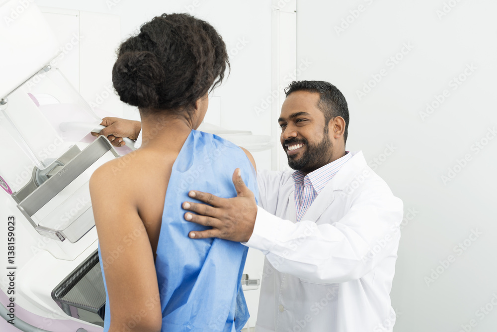 Obraz premium Doctor Assisting Female Patient Undergoing Mammogram X-ray Test