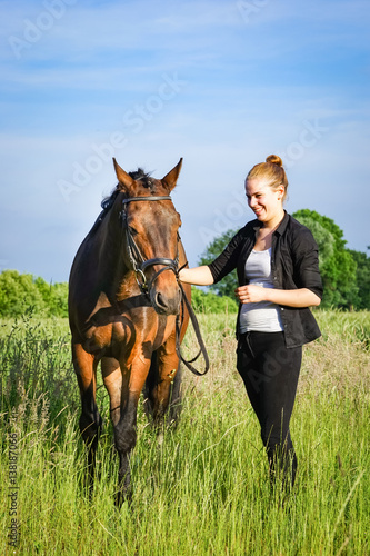 Freundschaft - Teenager hat Spaß mit Pferd photo