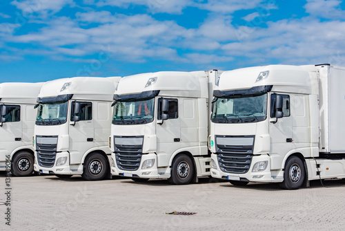 Transport - Logistik, - vier weiße LKW`s in Reihe geparkt