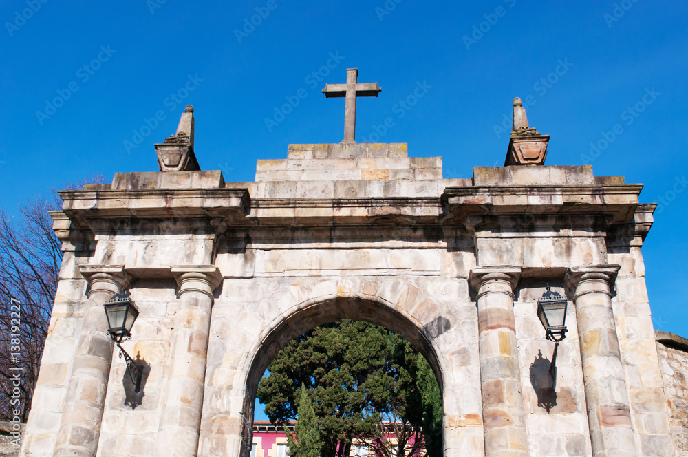 Obraz premium Spagna, 25/01/2017: l'arco dell'ex cimitero di Bilbao, sulla Calzadas de Mallona, la scalinata costruita nel 1745 che unisce la città vecchia alla Basilica di Begona