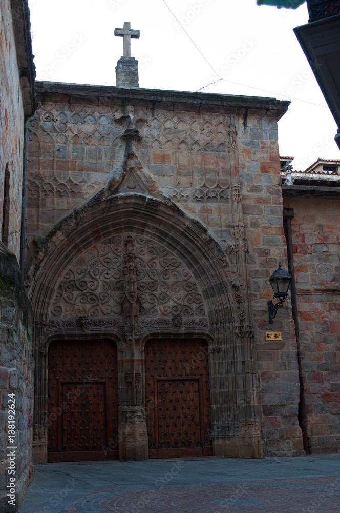 Bilbao, 25/01/2017: vicoli al tramonto e la Basilica Cattedrale di Santiago, chiesa cattolica in stile gotico costruita tra la fine del XIV e l'inizio del XVI secolo