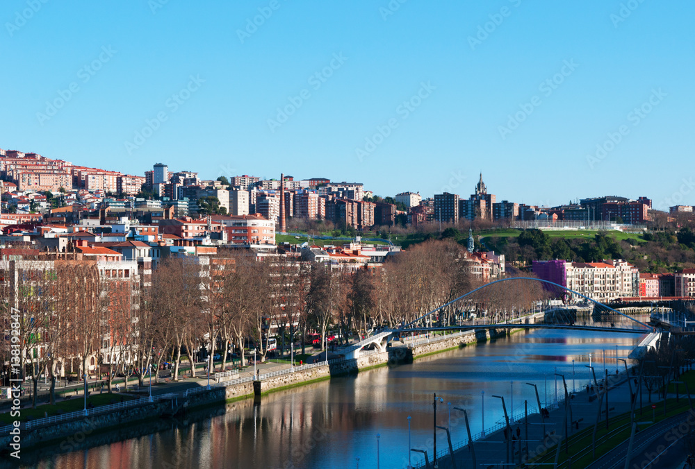 Paesi Baschi, Spagna, 25/01/2017: lo skyline di Bilbao e il fiume Nervion con vista sul Zubizuri, il ponte bianco o il ponte di Campo Volantin di Santiago Calatrava