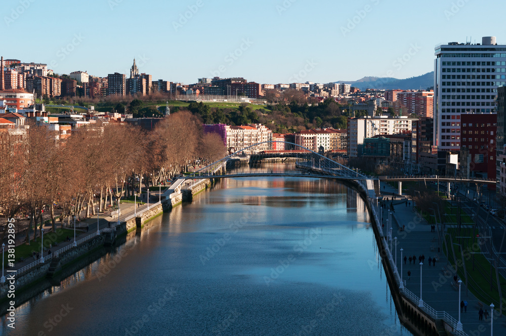 Obraz premium Paesi Baschi, Spagna, 25/01/2017: lo skyline di Bilbao e il fiume Nervion con vista sul Zubizuri, il ponte bianco o il ponte di Campo Volantin di Santiago Calatrava