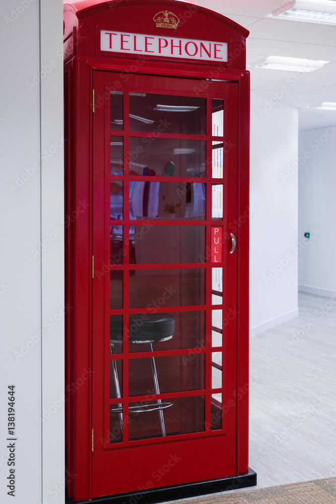 Obraz premium Classic British Red Telephone Booth