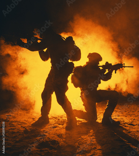 Billede på lærred Pair of army soldiers attacking in the smoke