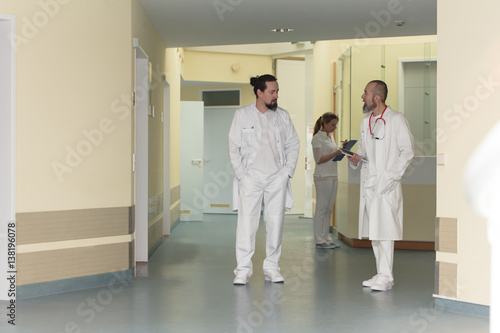 Ärzte und Krankenschwester auf einer Krankenhaus Station