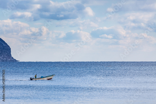 漁場に向かう漁船　/　函館湾＿冬