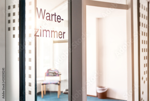 Wartezimmer einer Arztpraxis, leer, Sonnenlicht und Textfreiraum photo