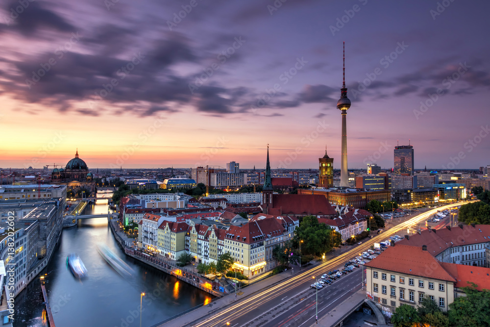 Naklejka premium Berlin nocą panoramę z wieżą telewizyjną