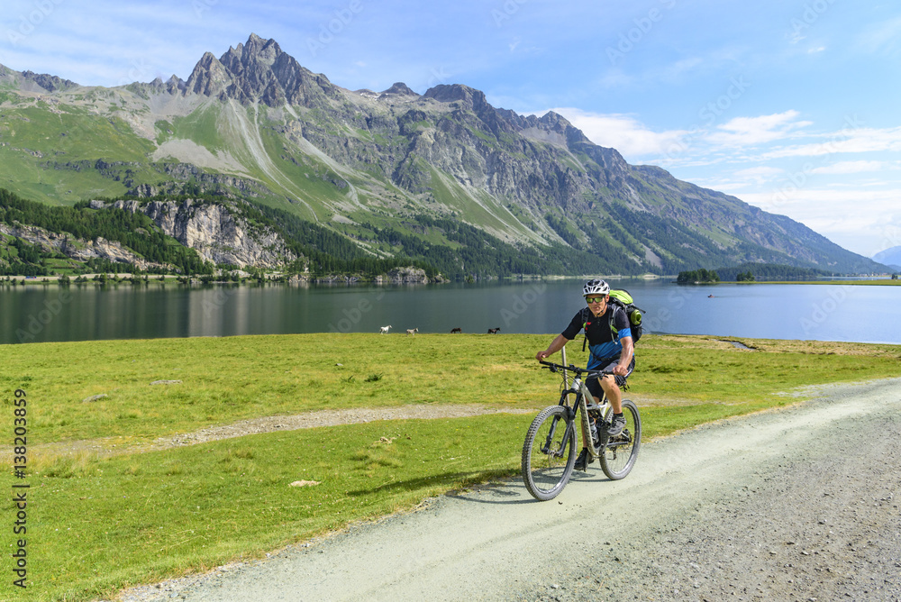Mountainbiker am Silsersee im Oberengadin