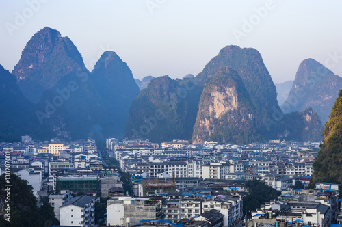 Yangshuo cityscape skyline with Karst mountains in Guangxi Province, China Fototapet