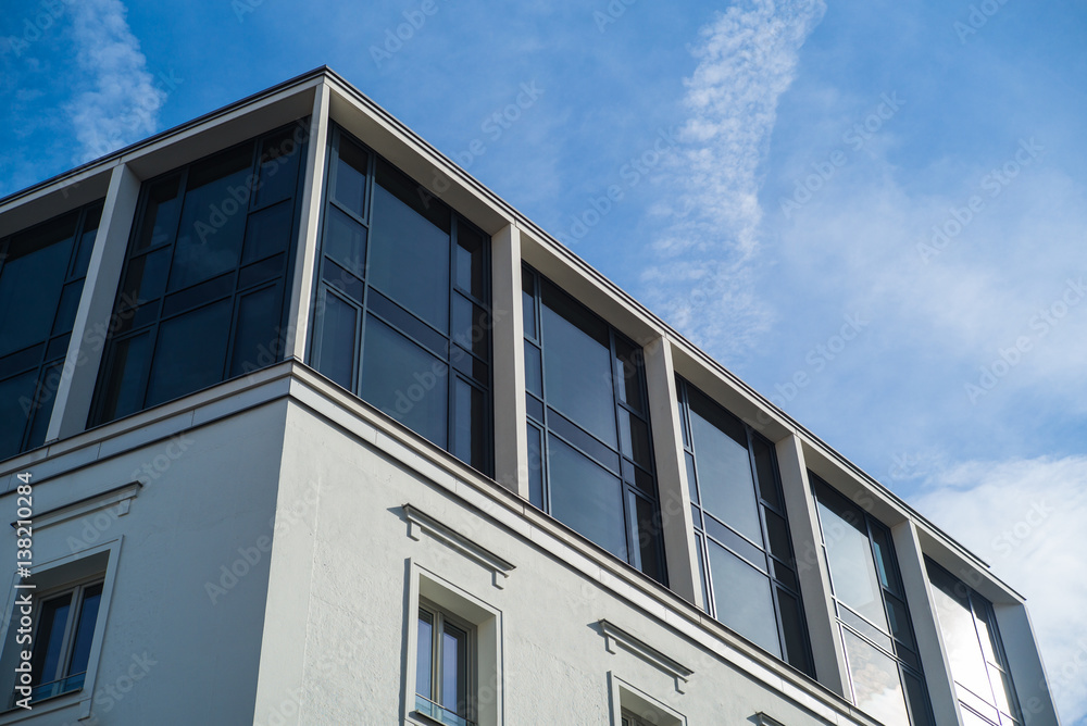 Luxuswohnung mit Glasfronten unter blauem Himmel Luxuswohnung mit Glasfronten unter blauem Himmel