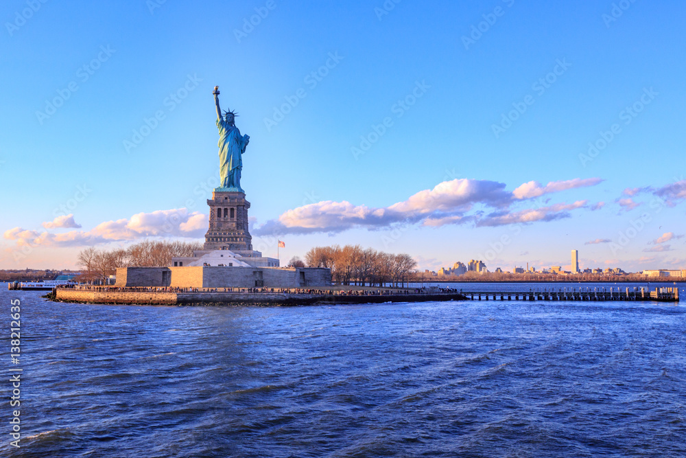 Naklejka premium Statue of Liberty during sunset time.