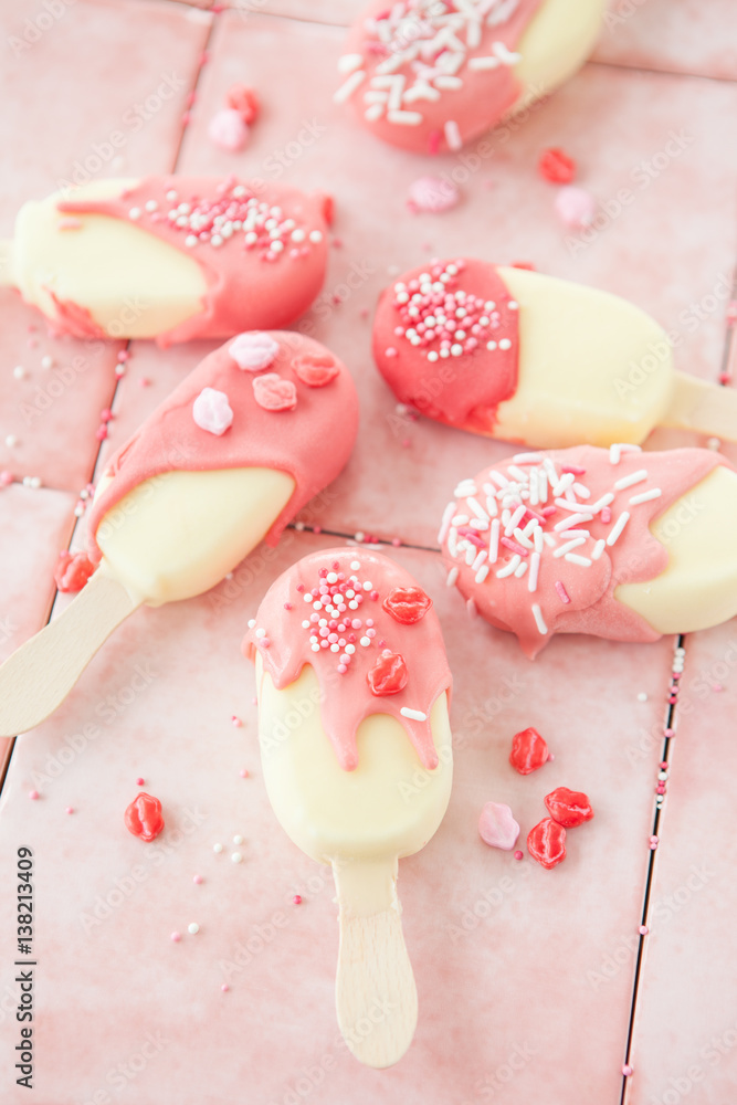 Kleine Vanilleeis am Stiel mit Streusel