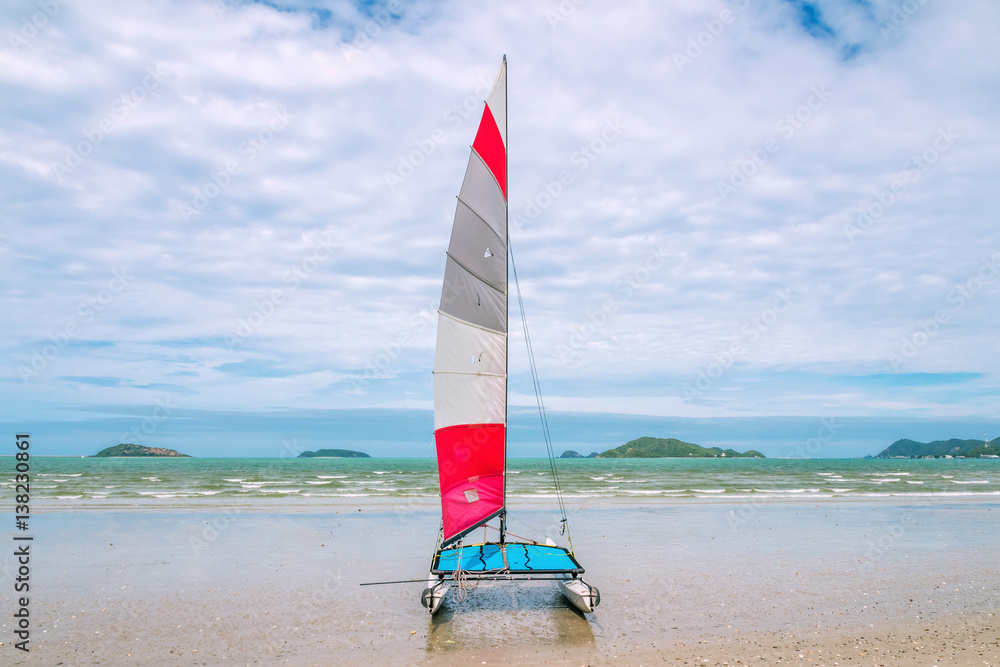 Fototapeta premium Sail boat on tropical beach with blue water background