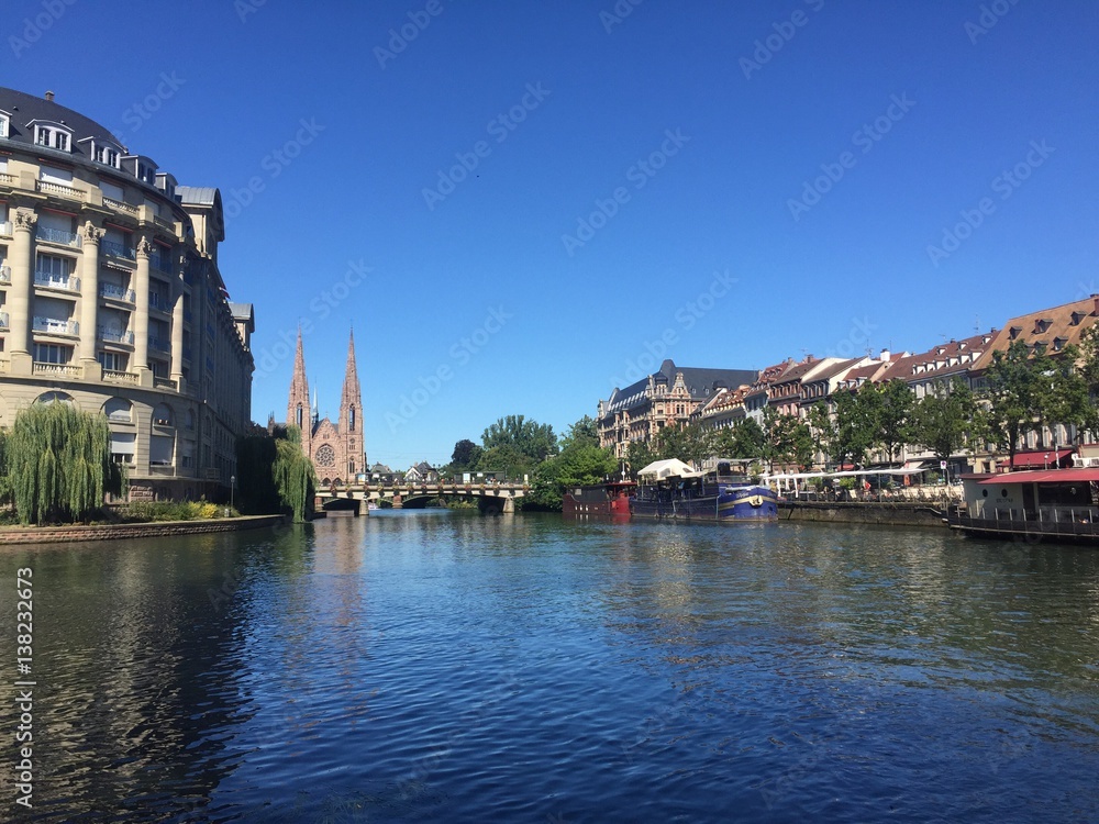Bellissimo canale com chiesa, Straburgo, Alsazia, Francia