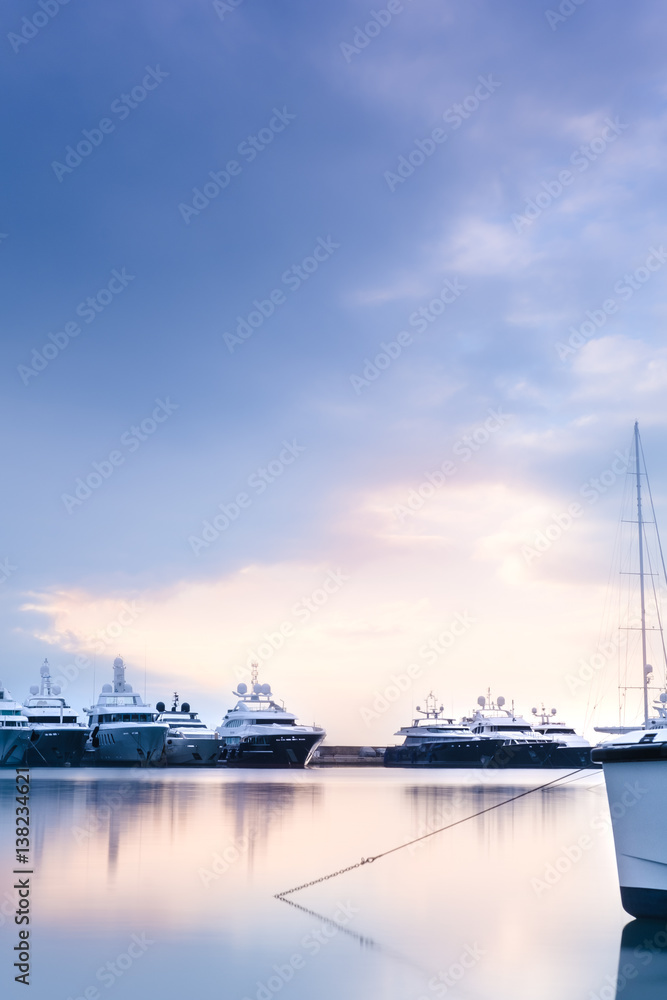 Naklejka premium Petit matin au Port