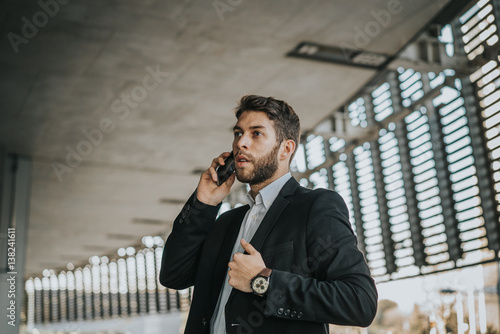 Hombre de negocios hablando por teléfono