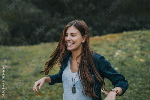 Chica feliz en medio del bosque photo