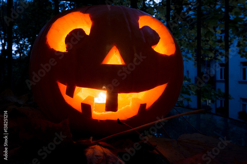 Kürbis mit Gesicht / Halloween © bobmachee