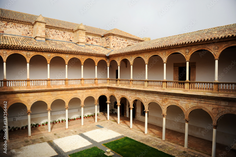 El Claustro del Convento de la Asunción de Calatrava en Almagro, Castilla la Mancha, España
